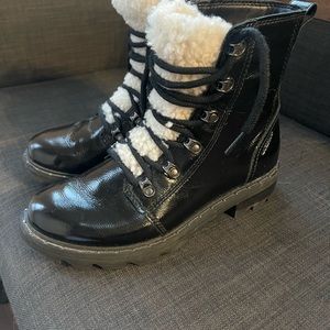 Sorel combat boot with Sherpa fleece tongue.